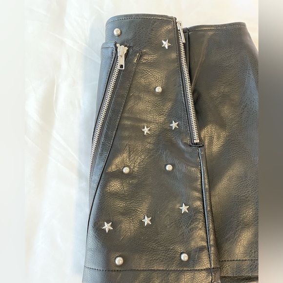 Faux Leather Stud Embellished and Zipper Mini Skirt - Picture 7 of 8